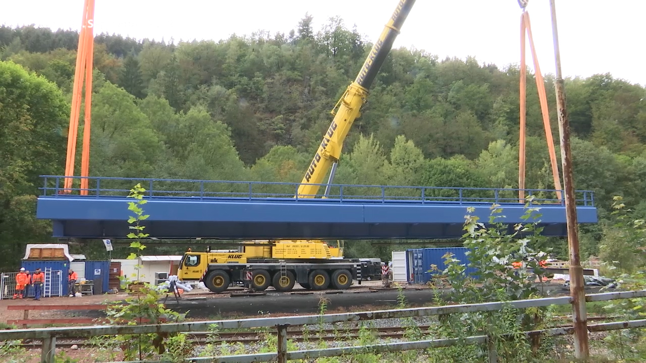 MEgional am 26. September mit dem Einheben der Bahnbrücke in Wilischthal