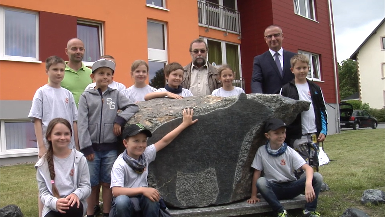 MEgional mit einer neuen Skulptur in Zöblitz