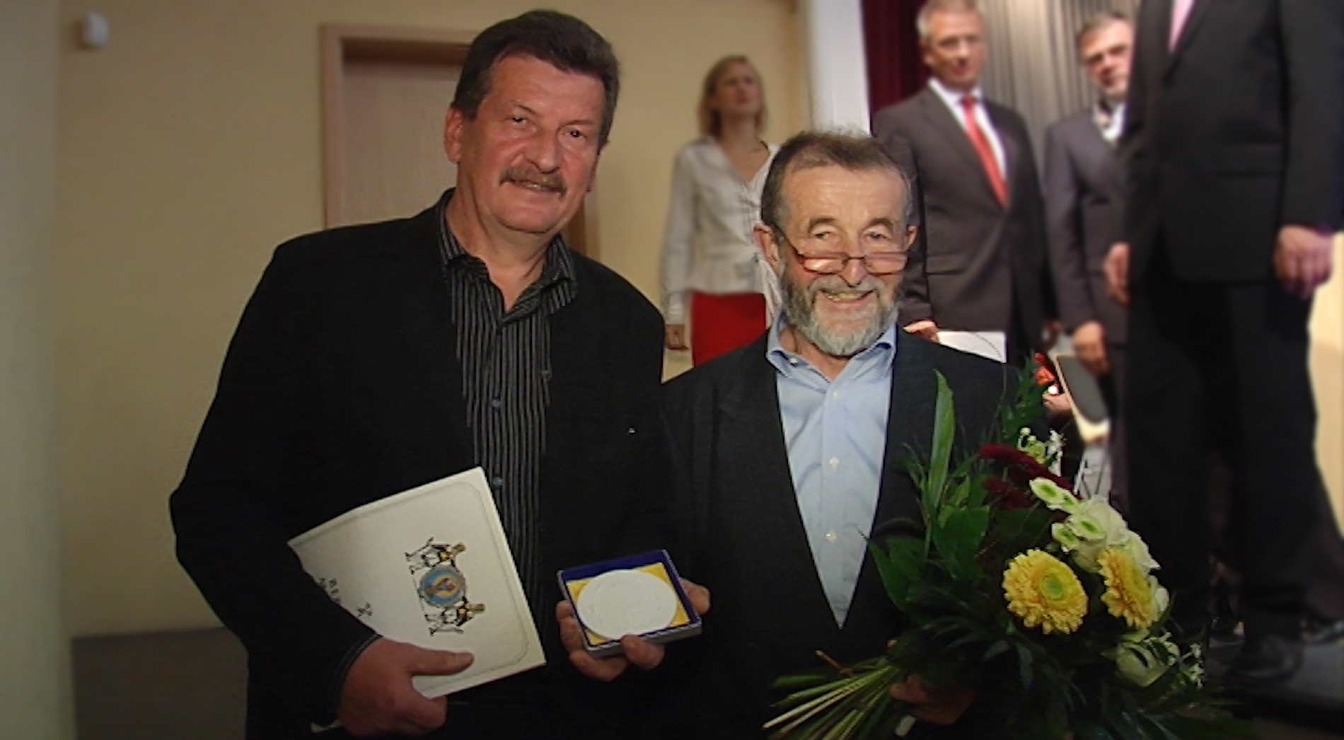 Gründer Günter Rötzer (r.) und Macher Günter Langer nahmen die Ehrenplakette der Stadt Marienberg in weiß entgegen